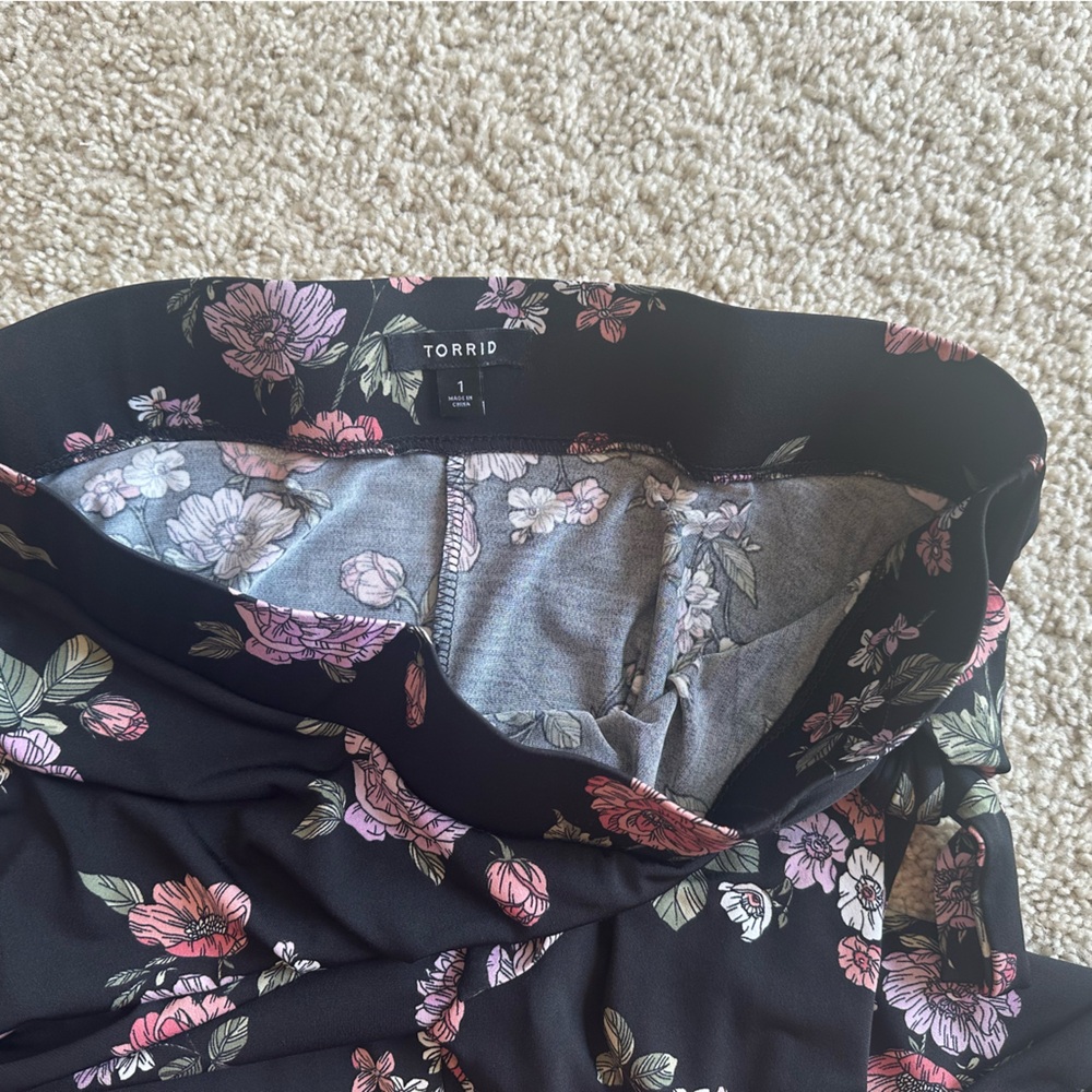 Torrid A-Line knee-length Skirt floral faux wrap black lilac pink size 1X - Picture 6 of 12